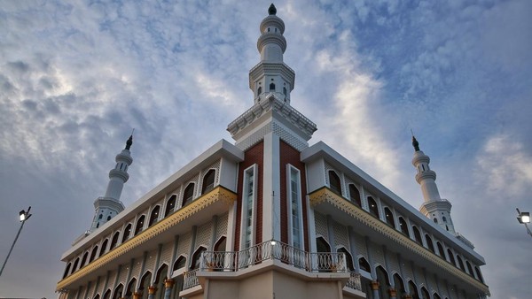 Masjid ini memiliki satu kubah besar berwarna hijau dengan empat menara berwarna putih yang di atasnya ada ornamen kecil berwarna hijau keemasan. Hal ini membuat masjid ini sangat megah dilihat dari berbagai sudut.  
