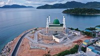 Pesona Masjid Agung Baitul Mamur, Megah di Pinggir Laut Anambas