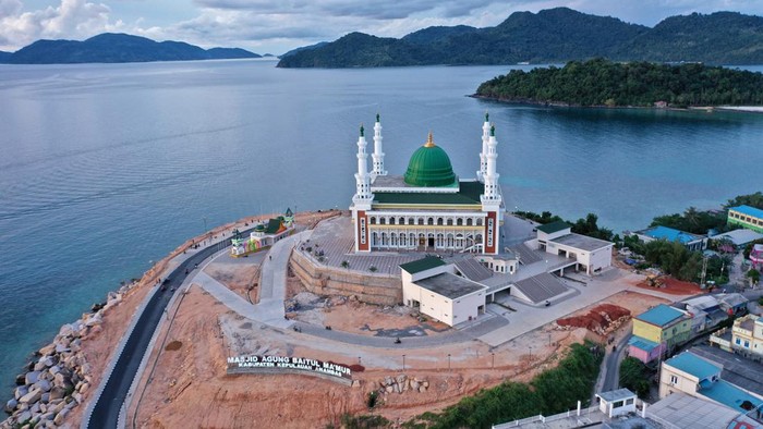 Masjid Agung Baitul Ma'mur Anambas Masjid Agung Baitul Ma'mur Anambas