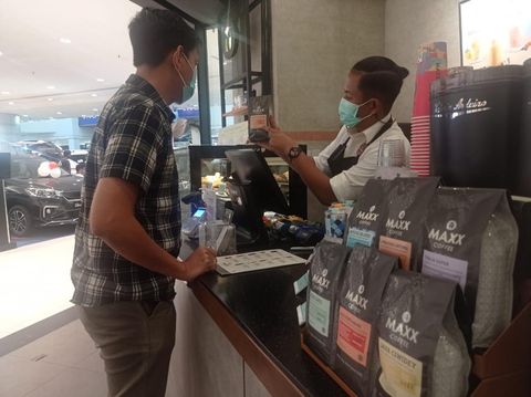 Barista maxx coffee memperkenalkan biji kopi nusantara kepada pengunjung.