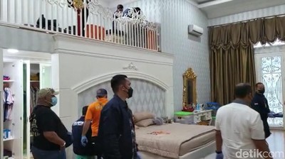 Penampakan Rumah Mewah Bos Judi Online Cemara Asri Digeledah Polisi