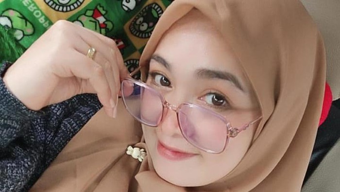 Melan sedang mencari ibu kandungnya.