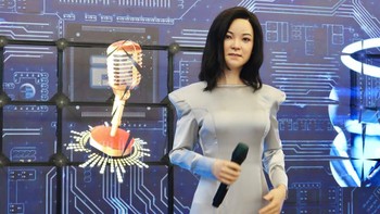 Robot humanoid yang menampilkan penyanyi Teresa Teng Li-Chun menyanyikan lagu selama Konferensi Robot Dunia 2022 di Beijing, China. (VCG/Getty Images)