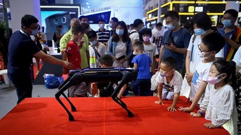 Pengunjung melihat robot berkaki empat pada Konferensi Robot Dunia 2022 di Beijing, Kamis, (18/8/2022). Acara Konferensi Robot Dunia 2022 atau World Robot Conference (WRC) di Beijing berlangsung dari 18-21 Agustus.