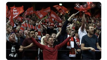 Meme fans MU geger usai mendengar Elon Musk mau membeli klub kesayangannya. Foto: Twitter