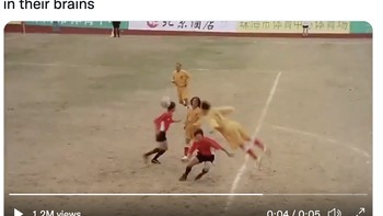 Meme pemain MU bisa melayang setelah Elon Musk menaruh chip di kepala mereka. Foto: Twitter