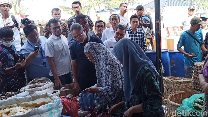 Mendag Zulkifli Hasan mentraktir emak-emak di Banda Aceh beli sembako.