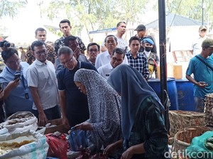 Senangnya Emak-emak di Banda Aceh Ditraktir Sembako Oleh Mendag