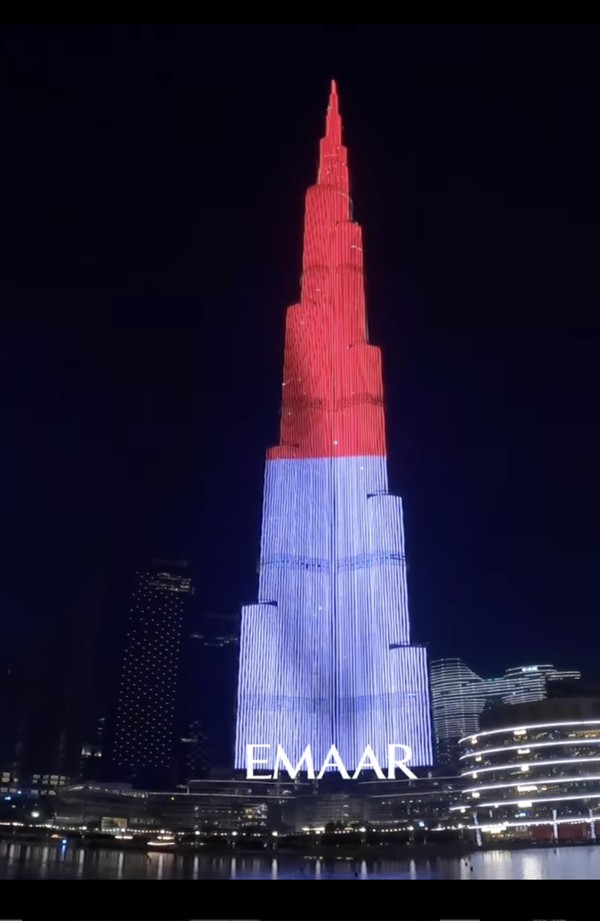 Untuk menyemarakkan perayaan kemerdekaan Indonesia, bangunan tertinggi di dunia yang terletak di Dubai, yaitu Burj Khalifa menyelimuti dirinya dengan cahaya merah dan putih. Bangunan dengan tinggi 828 meter ini dilingkupi cahaya berwarna merah pada bagian tengah hingga atas dan putih di bagian tengah hingga bawah. Foto: Burj Khalifa