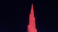 Untuk menyemarakkan perayaan kemerdekaan Indonesia, bangunan tertinggi di dunia yang terletak di Dubai, yaitu Burj Khalifa menyelimuti dirinya dengan cahaya merah dan putih. Bangunan dengan tinggi 828 meter ini dilingkupi cahaya berwarna merah pada bagian tengah hingga atas dan putih di bagian tengah hingga bawah. Foto: Burj Khalifa
