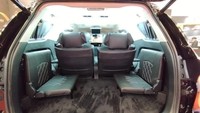 Untuk modifikasi HiAce, harganya Rp 375 juta, di GIIAS jadi Rp 350 juta. Fiturnya ada TV, kompartemen, foot rest, reclining electric di jok, leg rest juga electric, ada meja lipat, terus kursinya bisa mijit, semuanya. Tapi yang electric cuma dua di depannya aja. Kalau yang HiAce ini pengerjaannya 1,5 bulan. Foto: Luthfi Anshori/detikOto