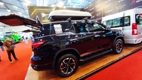 Modifikasi ini termasuk fitur wireless charging dan captain seat-nya sudah full electric, dan memiliki leg rest. Namun memang belum memiliki fitur pijat. Untuk privasi penumpang, Baze memberikan gordyn warna hitam.Foto: Luthfi Anshori/detikOto