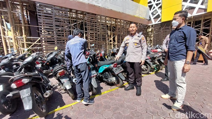 Motor yang ditinggalkan pemiliknya saat penggerebekan judi sabung ayam di Probolinggo