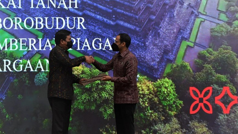 Nadiem Makarim Terima Sertifikat Hak Pakai Tanah Candi Borobudur.