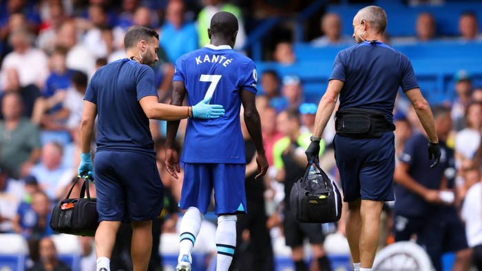 LONDON, ENGLAND - AUGUST 14: NGolo Kante of Chelsea leaves the game injured during the Premier League match between Chelsea FC and Tottenham Hotspur at Stamford Bridge on August 14, 2022 in London, United Kingdom. (Photo by Marc Atkins/Getty Images)