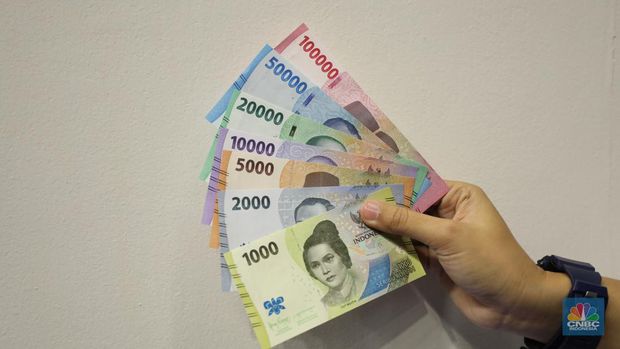 Pengunjung melihat Uang Rupiah Kertas Tahun Emisi 2022 (Uang TE 2022) dalam acara Festival Rupiah Berdaulat Bank Indonesia (FERBI) 2022 di Jakarta, Jumat (19/8/2022). (CNBC Indonesia/ Tri Susilo)