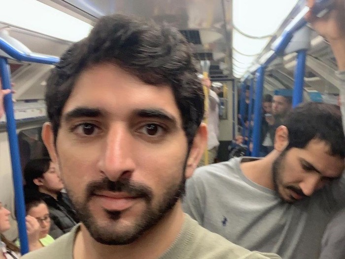 Pangeran Fazza naik kereta di London