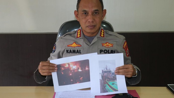 Kabid Humas Polda Papua, Kombes Ahmad Musthofa Kamal saat memberikan keterangan terkait kapal yang terbakar.
