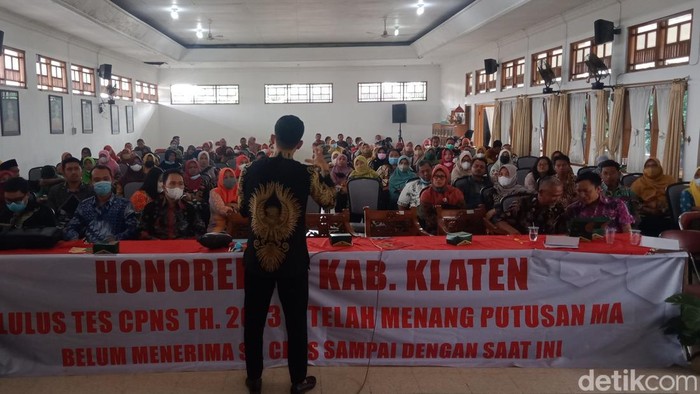 Para tenaga honorer K2 Klaten berkumpul di gedung Darma Wanita, Jumat (19/8/2022).