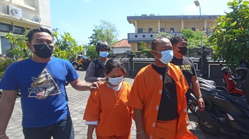 Pasangan suami istri (pasutri) ditangkap polisi gegara menjual pil koplo di Denpasar, Bali.