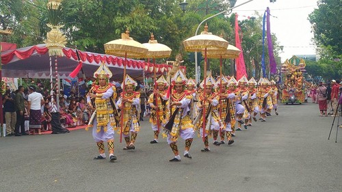 Pawai budaya menjadi rangkaian penutup peringatan HUT ke-127 Kota Negara. Sekitar 2.000 seniman terlibat dalam pawai yang digelar di Simpang Wibisana, Jembrana, Kamis (18/8/2022)
