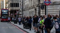 Antrean tak biasa itu terjadi imbas jaringan kereta di London tidak beroperasi.