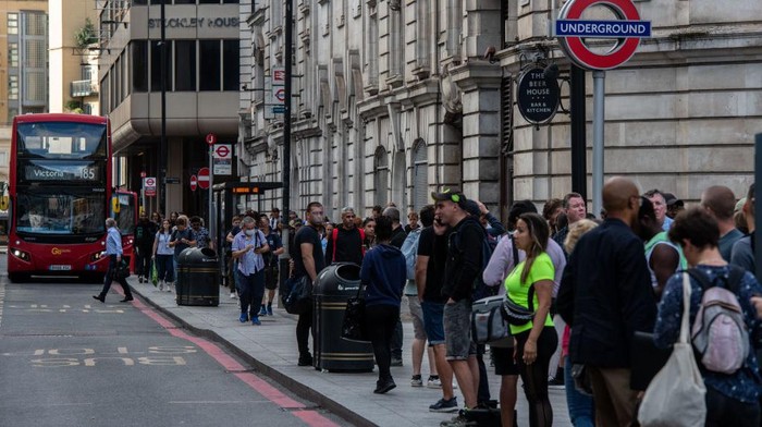 Pegawai Kereta Mogok, Warga London Tumpah Ruah Antre Naik Bus Para pekerja jaringan kereta London melakukan aksi mogok kerja. Para pengguna kereta pun terlantar dan terpaksa menggunakan bus hingga antrean mengular.