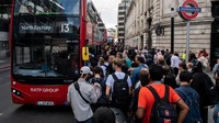 Ini dia penampakan antrean mengular para warga London untuk naik bus, Jumat (19/8/2022).