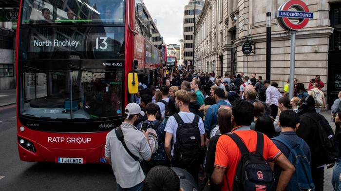 Pegawai Kereta Mogok, Warga London Tumpah Ruah Antre Naik Bus Para pekerja jaringan kereta London melakukan aksi mogok kerja. Para pengguna kereta pun terlantar dan terpaksa menggunakan bus hingga antrean mengular.