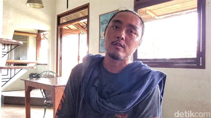 Pehobi selancar Takayuki Okada, pria 40 tahun asal Tokyo, Jepang