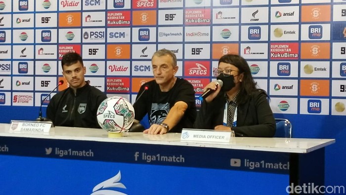 Pelatih Borneo FC Milomir Seslija dan Matheus Pato saat jumpa pers usai pertandingan melawan Persebaya.