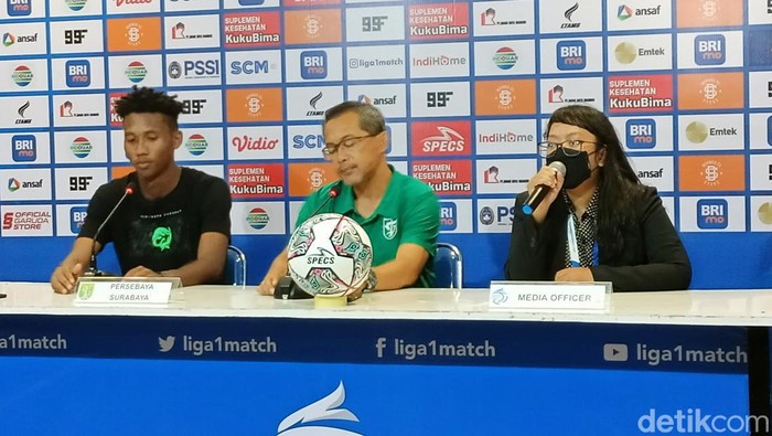 Pelatih Persebaya Aji Santoso dan pemain Persebaya, Alta Ballah saat jumpa pers usai pertandingan melawan Borneo FC.