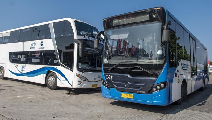 Pengemudi bus TransJakarta bersiap mengoperasikan kendarannya di Jakarta, Kamis (18/8/2022). Pemprov DKI Jakarta menerapkan pembelian tiket tarif integrasi transportasi tiga moda yakni MRT, LRT dan TransJakarta baru bisa dilakukan melalui aplikasi JakLingko, karena kartu uang elektronik yang diterbitkan bank lainnya masih dalam proses penggabungan. ANTARA FOTO/Muhammad Adimaja/rwa.