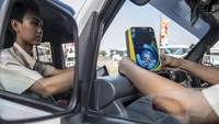 Layar komputer menunjukkan alat untuk proses pembayaran uang elektronik. Rencananya, pembayaran tarif integrasi bisa dilakukan melalui kartu uang elektronik di samping JakLingko, seperti JakCard Bank DKI hingga E-Money Bank Mandiri. Sedangkan untuk kartu uang elektronik yang diterbitkan bank lainnya masih dalam proses penggabungan.