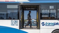 Seorang pengemudi bus TransJakarta bersiap untuk mengoperasikan bus, Kamis (11/8/2022). Pada pekan pertama penerapan tarif integrasi (12/8/2022), beberapa penumpang mengaku terkendala ketika mengakses tiket integrasi melalui aplikasi JakLingko.