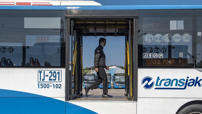PEMBELIAN TIKET TARIF TRANSPORTASI TIGA MODA Pengemudi bus TransJakarta bersiap mengoperasikan kendarannya di Jakarta, Kamis (18/8/2022). Pemprov DKI Jakarta menerapkan pembelian tiket tarif integrasi transportasi tiga moda yakni MRT, LRT dan TransJakarta baru bisa dilakukan melalui aplikasi JakLingko, karena kartu uang elektronik yang diterbitkan bank lainnya masih dalam proses penggabungan. ANTARA FOTO/Muhammad Adimaja/rwa.