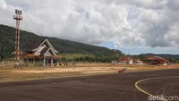 Bandara Letung terletak di Pulau Jemaja, Kecamatan Jemaja Timur, Kabupaten Kepulauan Anambas. Bandara Anambas mempunyai panjang runway 1.400 meter x 30 meter, taxiway 125 meter x 15 meter dan apron 125 meter x 70 meter.