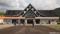 Penumpang memasuki Bandara Letung di Pulau Jemaja, Kabupaten Kepulauan Anambas, Kepulauan Riau, Minggu (31/7/2022).