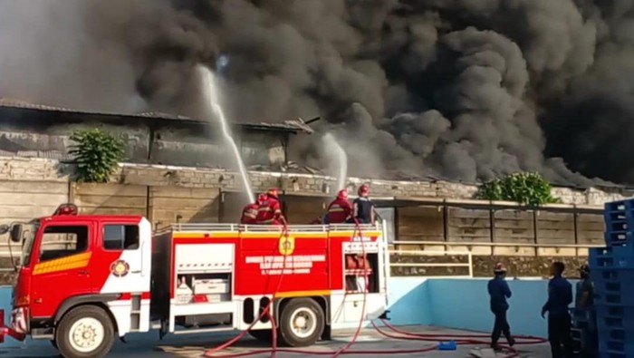 Penampakan Kebakaran Pabrik Alumunium Foil di Gunung Putri, Bogor