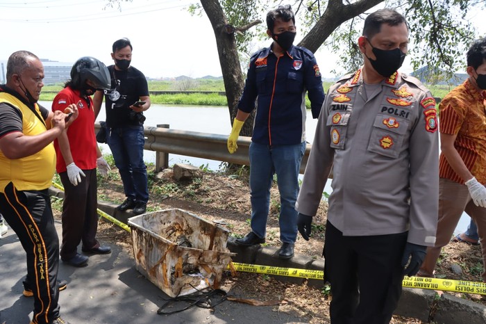 Penampakan kontainer plastik berisi mayat di Tangerang