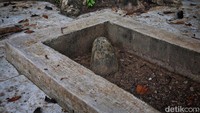 Sayangnya, tak banyak yang tahu terkait sejarah makam keramat itu. Menurut informasi yang didapat makam keramat ini sudah ada sejak dahulu, bahkan sebelum Desa Keramut berdiri. Warga sekitar pun tak mengetahui secara persis usia dan siapa nama di batu nisan makam tersebut.  
