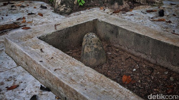 Sayangnya, tak banyak yang tahu terkait sejarah makam keramat itu. Menurut informasi yang didapat makam keramat ini sudah ada sejak dahulu, bahkan sebelum Desa Keramut berdiri. Warga sekitar pun tak mengetahui secara persis usia dan siapa nama di batu nisan makam tersebut. Â Sayangnya, tak banyak yang tahu terkait sejarah makam keramat itu. Menurut informasi yang didapat makam keramat ini sudah ada sejak dahulu, bahkan sebelum Desa Keramut berdiri. Warga sekitar pun tak mengetahui secara persis usia dan siapa nama di batu nisan makam tersebut. Â