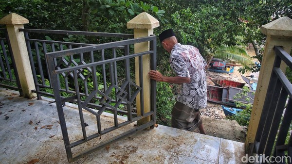 Pasalnya dari sejarah yang berkembang di masyarakat, keberadaan makam itu memiliki cerita ragam versi sehingga tidak ada catatan peninggalan yang pasti. Menurut warga Desa Keramut, makam tersebut dikeramatkan oleh orang-orang tua zaman dahulu dan berlanjut hingga sekarang. Konon katanya, wisatawan belum ke Keramut jika belum berkunjung ke makam keramat. Â Pasalnya dari sejarah yang berkembang di masyarakat, keberadaan makam itu memiliki cerita ragam versi sehingga tidak ada catatan peninggalan yang pasti. Menurut warga Desa Keramut, makam tersebut dikeramatkan oleh orang-orang tua zaman dahulu dan berlanjut hingga sekarang. Konon katanya, wisatawan belum ke Keramut jika belum berkunjung ke makam keramat. Â