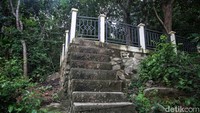Dari letaknya, makam ini cukup terpencil karena tersembunyi di balik rerimbunan pohon besar. Sehingga saat dilihat sekilas, tak banyak orang mengira ada makam yang bersemayam di sana. Keberadaan makam pun baru diketahui oleh tim Tapal Batas detikTravel kala mengobrol dengan warga Pulau Keramat beberapa waktu lalu.  