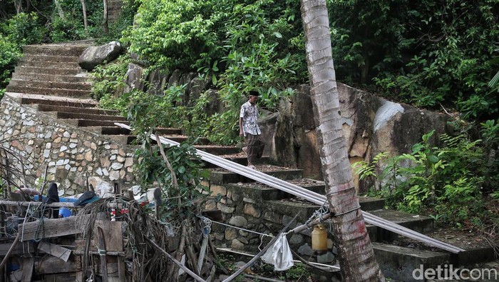 Penampakkan Makam Keramat di Pulau Keramut Seorang warga turun dari Makam Keramat di Desa Keramut, Kabupaten Kepulauan Anambas, Kepulauan Riau, Kamis (4/8/2022).