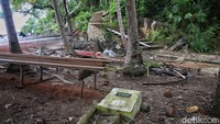 Tak jauh dari makam keramat, ternyata ada dua buah makam tanpa nama. Menurut cerita masyarakat, pemilik makam tersebut merupakan petinggi dari kelompok pelarian Vietnam. Diketahui, mereka sempat singgah ke Pulau Keramut puluhan tahun lalu untuk mencari ikan, namun terjatuh ke laut.