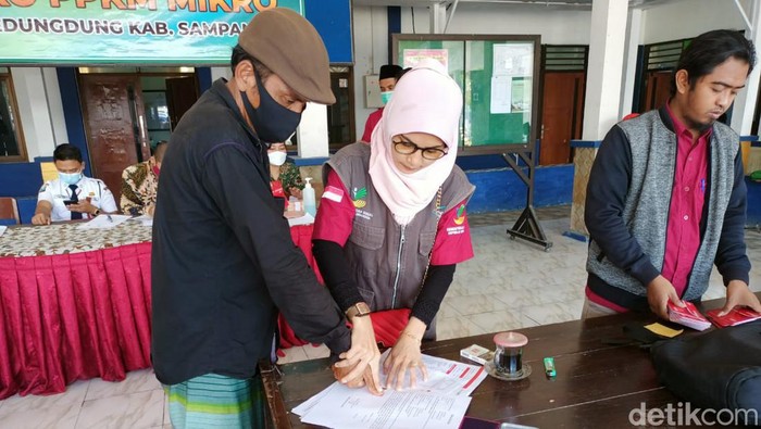 Pendamping PKH memandu KPM PKH di Sampang