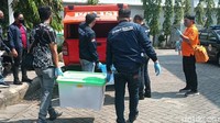 Sejumlah barang disita dari rumah Apin BK. Apin BK merupakan bos judi online yang tengah diburu polisi. (Goklas Wisely/detikSumut).