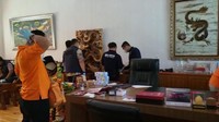 Penyidik saat menggeledah rumah Apin BK di Komplek Cemara Asri, Kabupaten Deli Serdang. Apin BK merupakan bos judi online yang juga eks pengurus DPD I Golkar Sumut. (Foto: Istimewa)