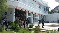 Penggeledahan rumah bos judi online Apin BK di Komplek Cemara Asri. Penyidik dari Ditreskrimsus Polda Sumut tengah bersiap meninggalkan rumah Apin BK setelah enam jam melakukan penggeledahan. (Goklas/detikSumut)